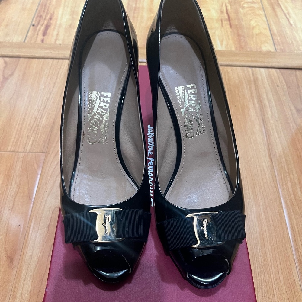 ❗️❗️❗️❗️SOLD❗️❗️❗️❗️
Salvatore Ferragamo Pola Nero